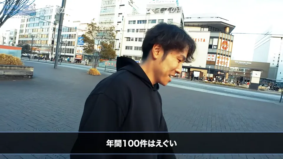 内装工事を安く済ませたい人に潜むリスクをアドバイスしている場面